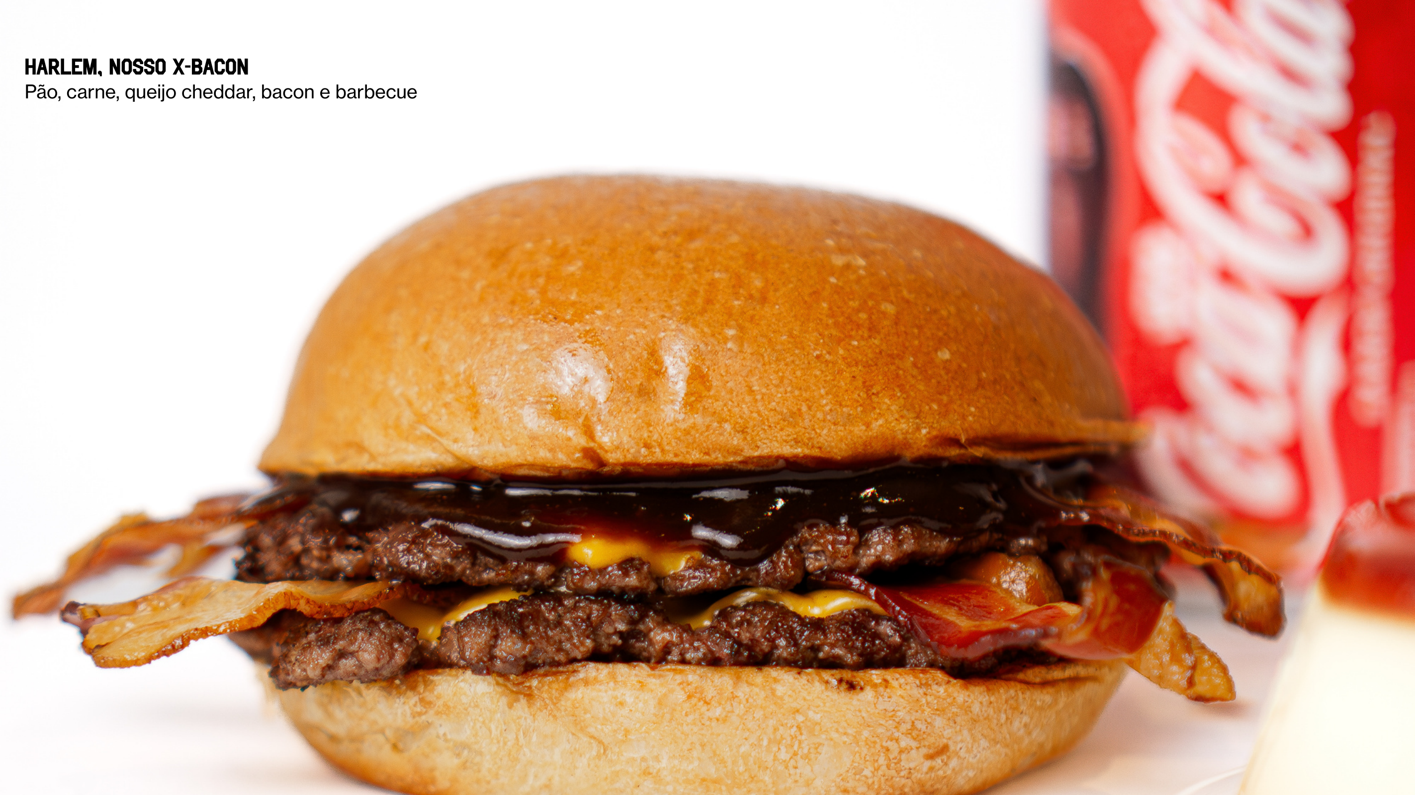 Harlem, nosso x-bacon. Pão, carne, queijo cheddar, bacon e barbecue.