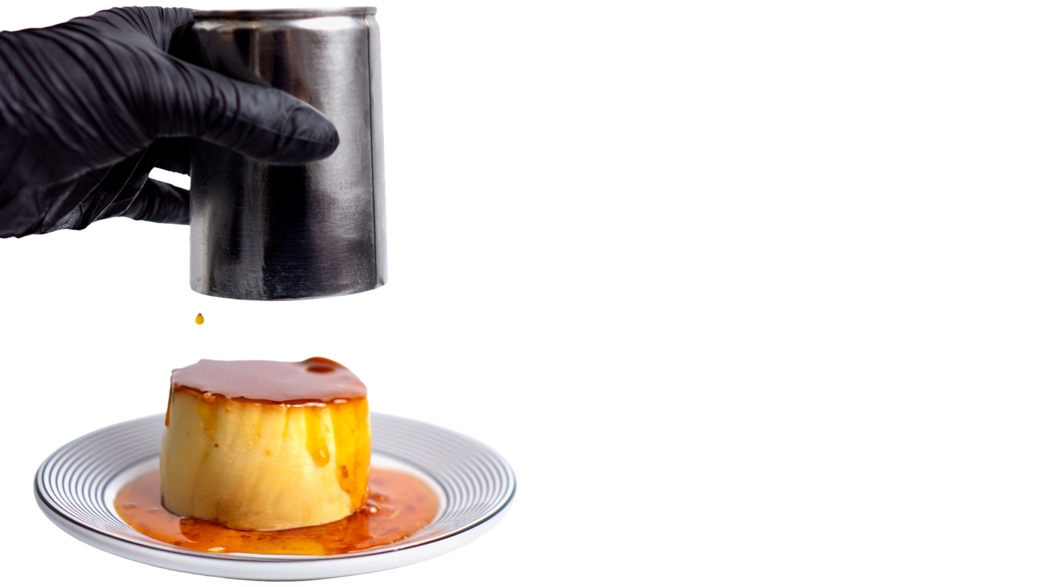 Sobremesa de pudim com calda caramelizada servida em prato claro.